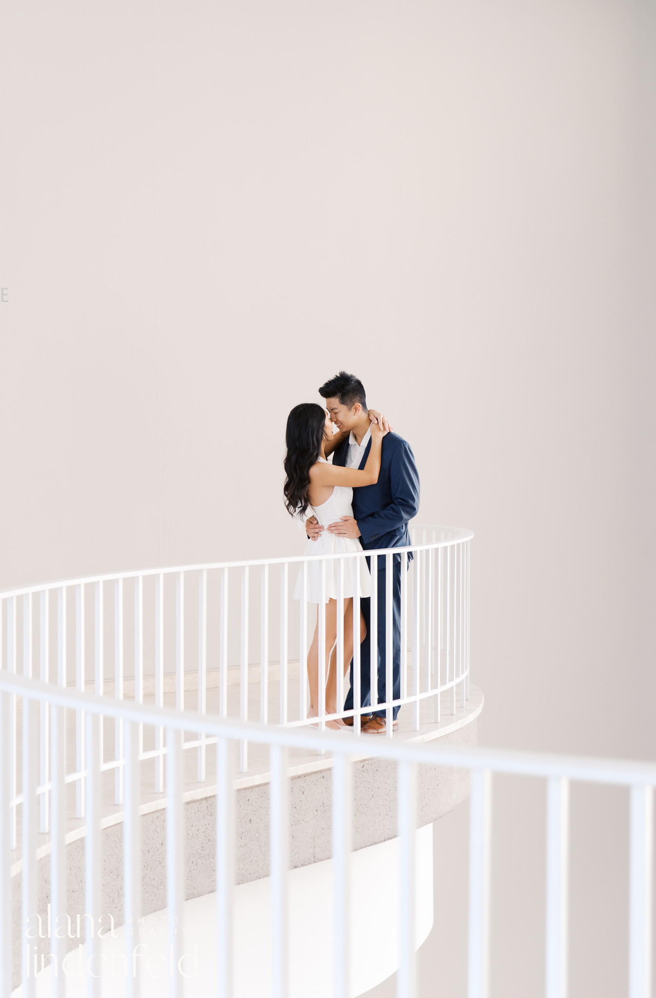 Couples photos with white railing at Art Institute of Chicago