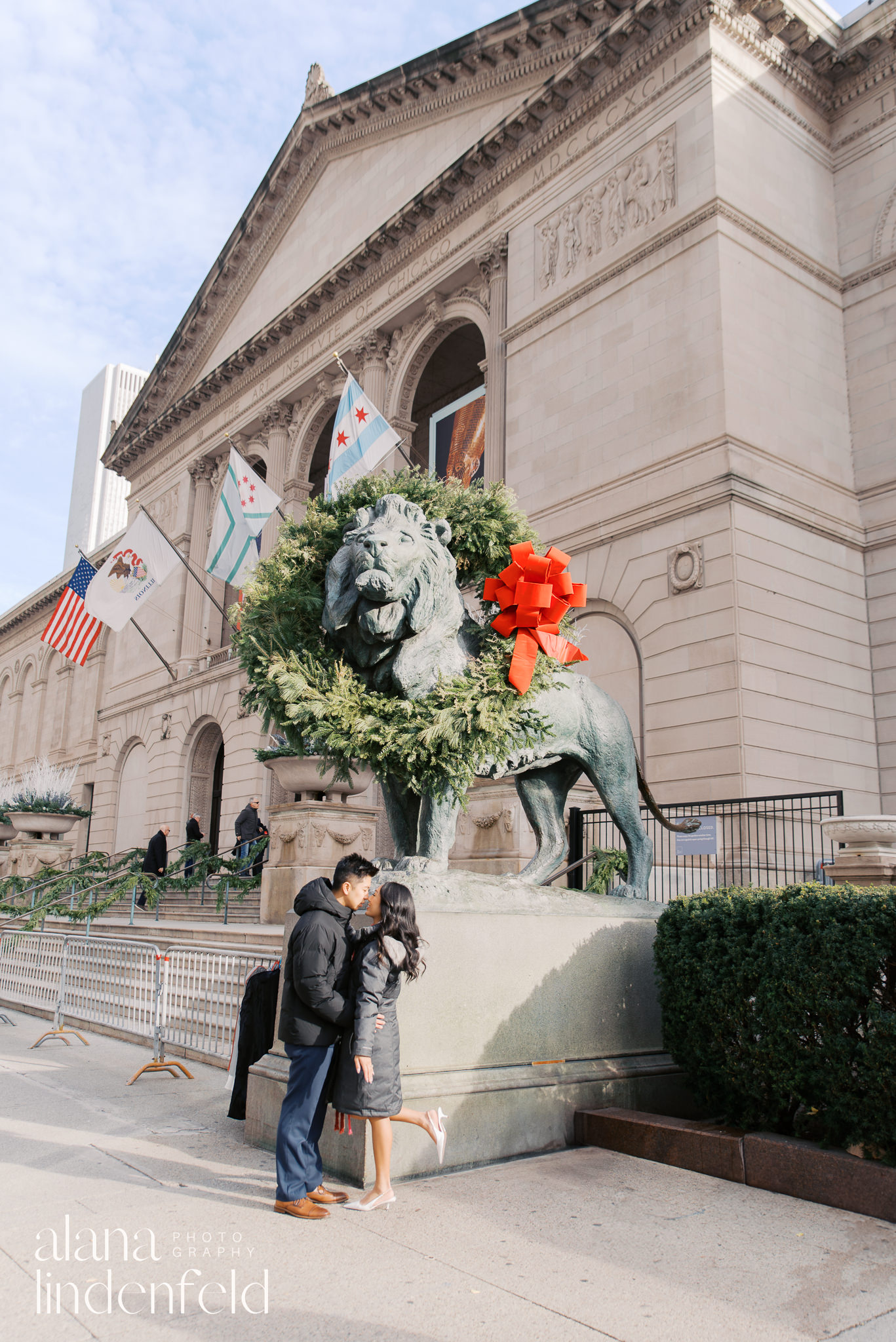 proposal photos in front of lions at Art Institute of Chicago